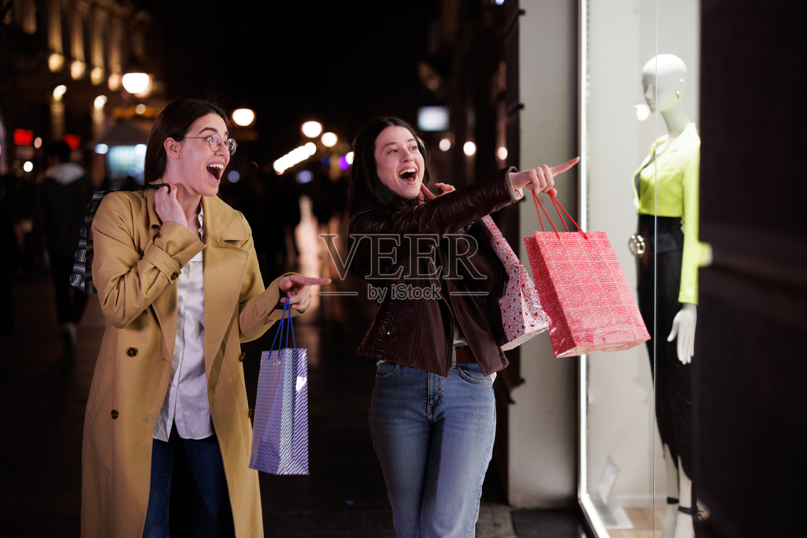 两个女性朋友喜欢橱窗购物魔术照片摄影图片