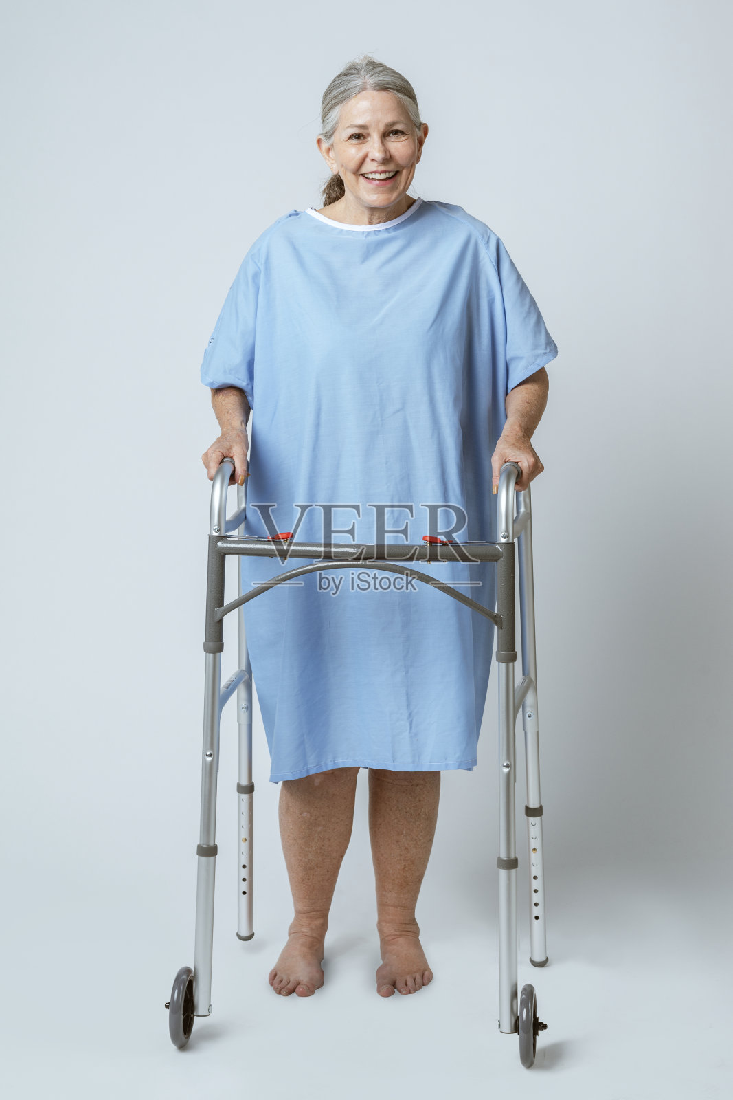 快乐的老年病人在用琴架照片摄影图片