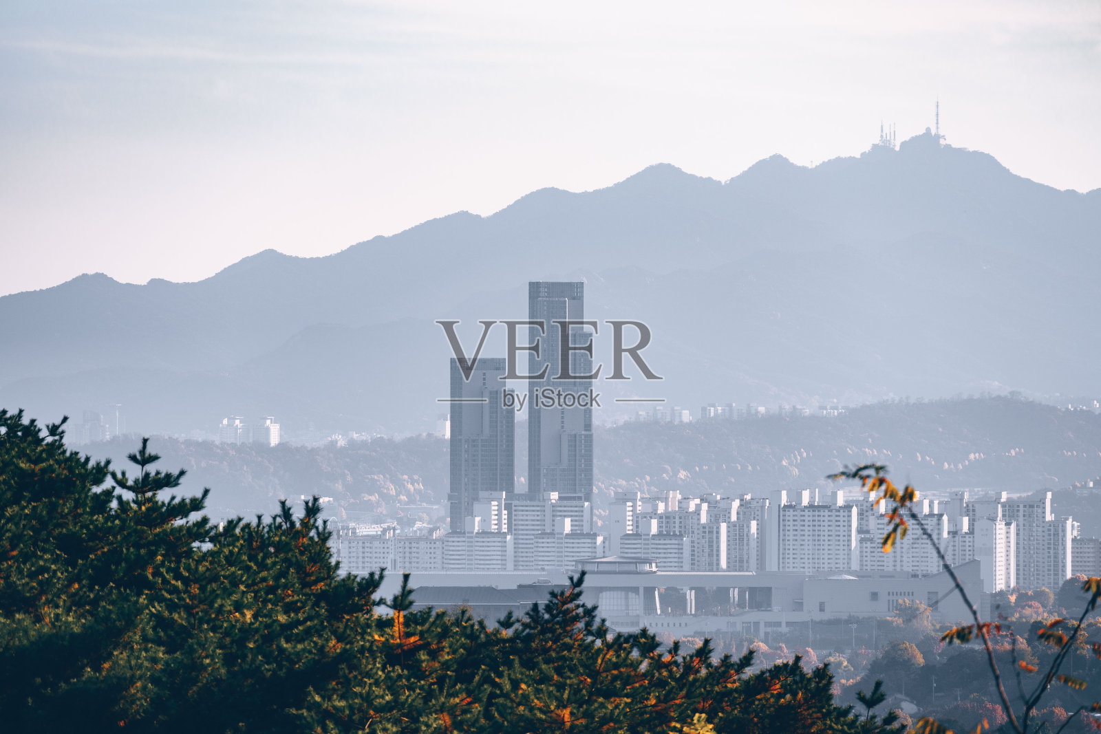 阳光明媚的一天，韩国首尔市的天际线照片摄影图片