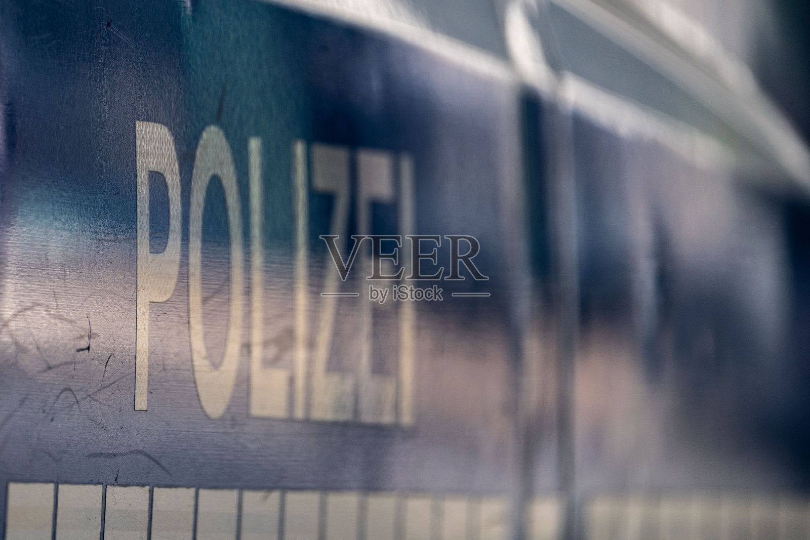 一辆德国警车的特写，警车侧面写着“Polizei”。照片摄影图片