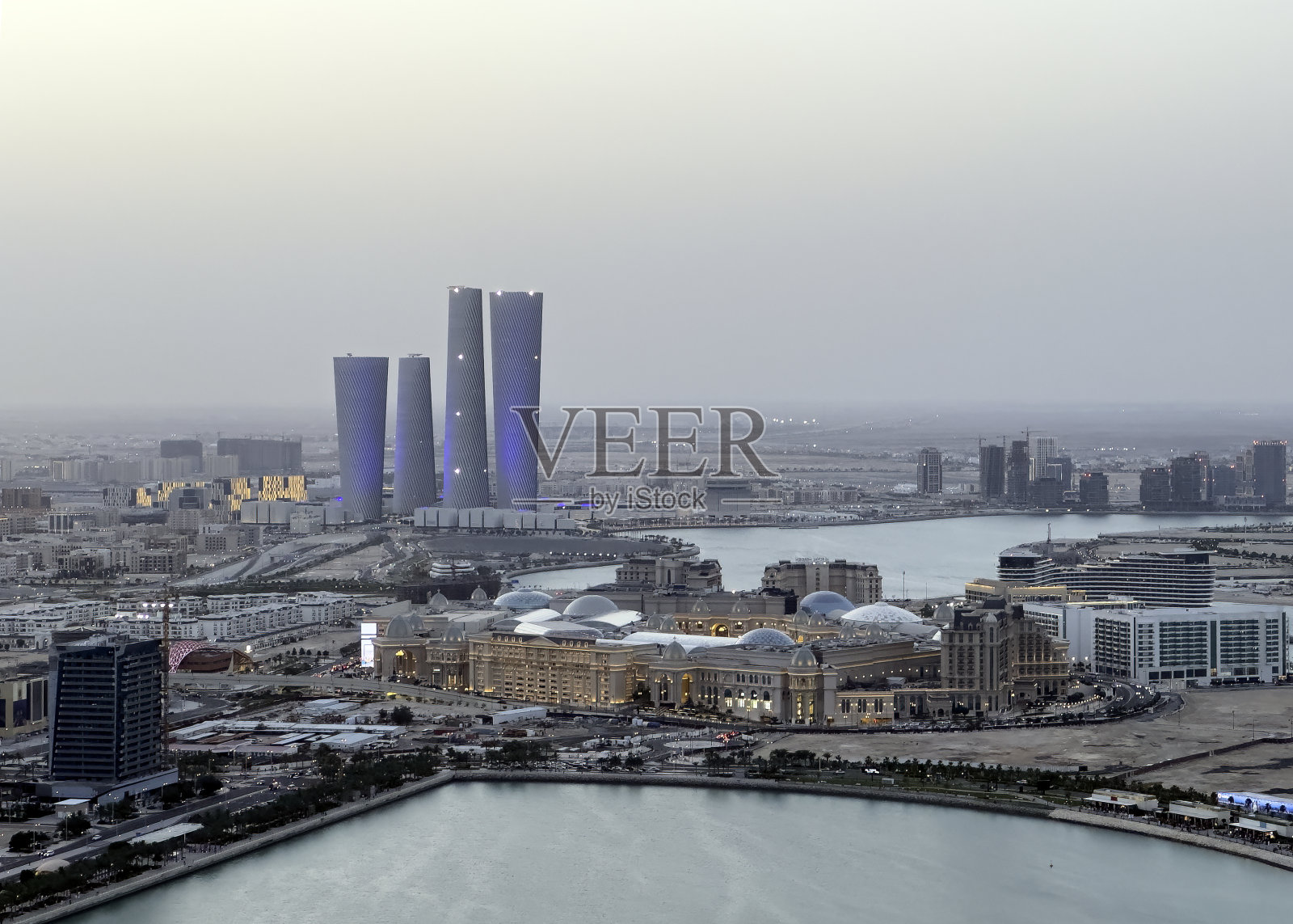 卢塞尔大道广场塔与拱桥的日落时间照片摄影图片