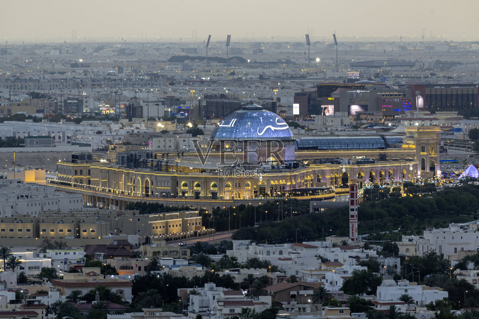 卡塔尔多哈哈兹姆购物中心鸟瞰图。照片摄影图片