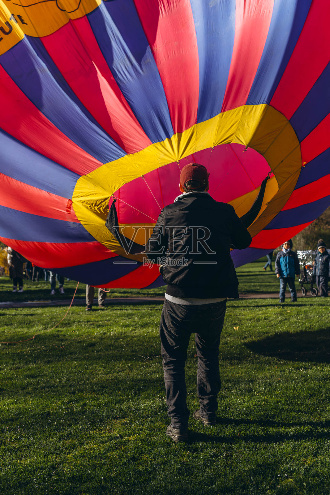 一名男子在气球节上给气球充气照片摄影图片