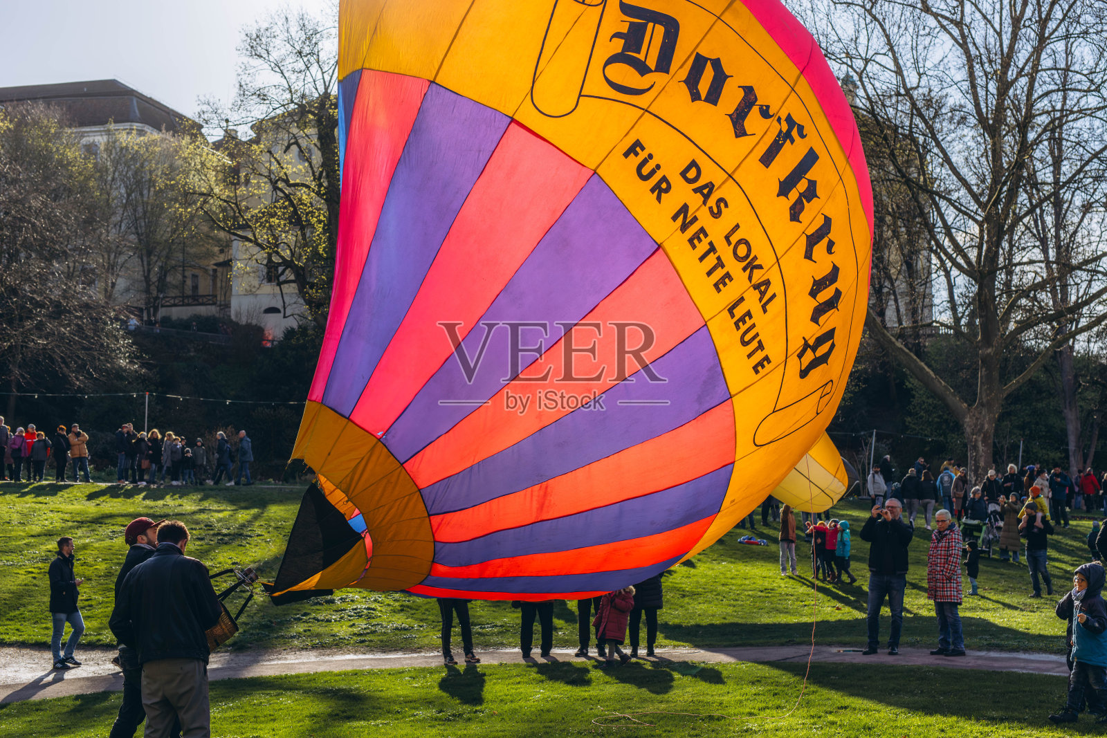一名男子在气球节上给气球充气照片摄影图片