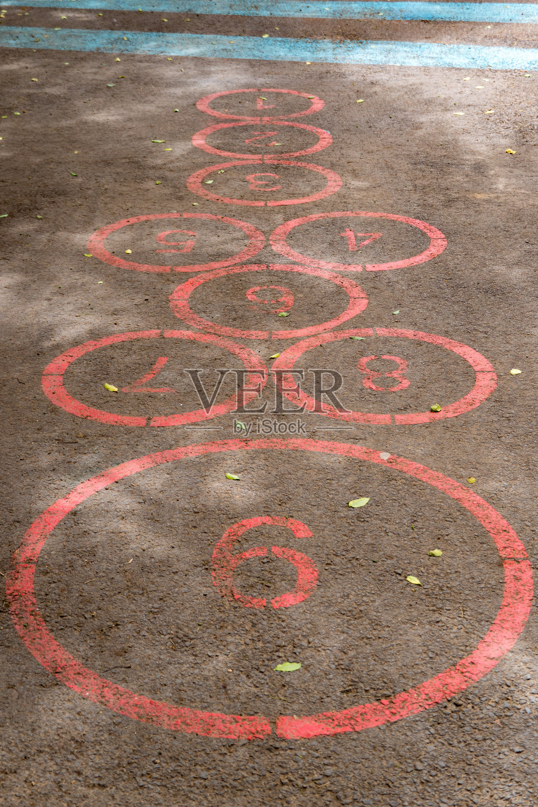 开始上课:树荫下的街头跳房子游戏照片摄影图片