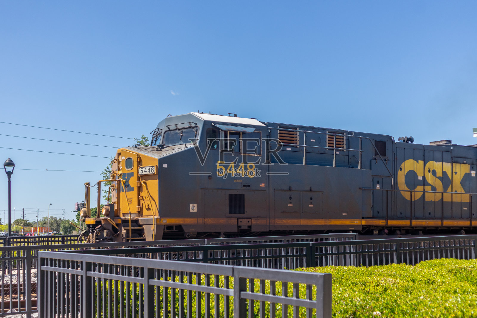 通过车站的货运列车火车头照片摄影图片