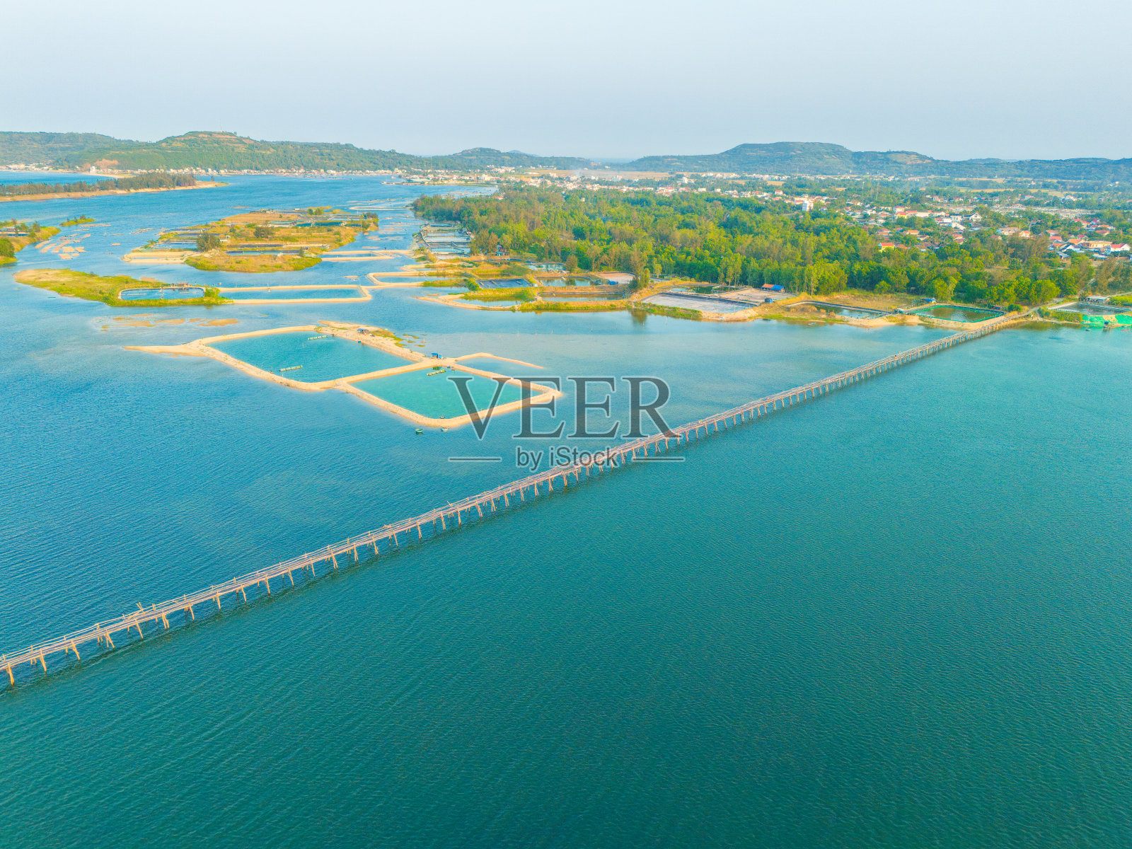 Ong Cop桥或Tiger木桥，越南最长的木桥，位于越南富颜省Chi Thanh区照片摄影图片