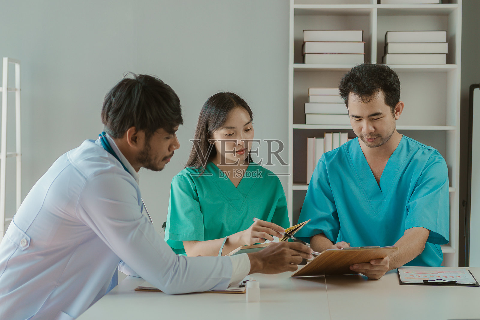 一群执业医生在会议上讨论病人的医疗诊断。在医院或办公室一起制定计划或策略。医疗队:作为一个团队工作的一组医务人员照片摄影图片