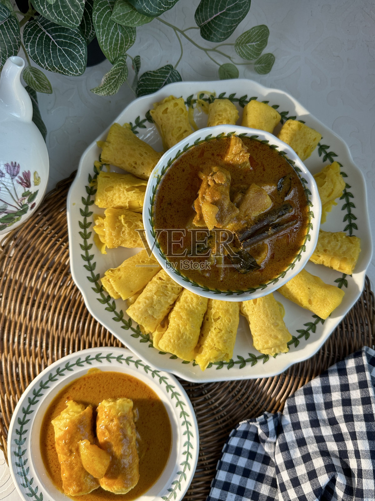 Roti Jala或蕾丝薄饼是马来西亚传统食品，一种受欢迎的马来小吃，搭配咖喱菜肴照片摄影图片