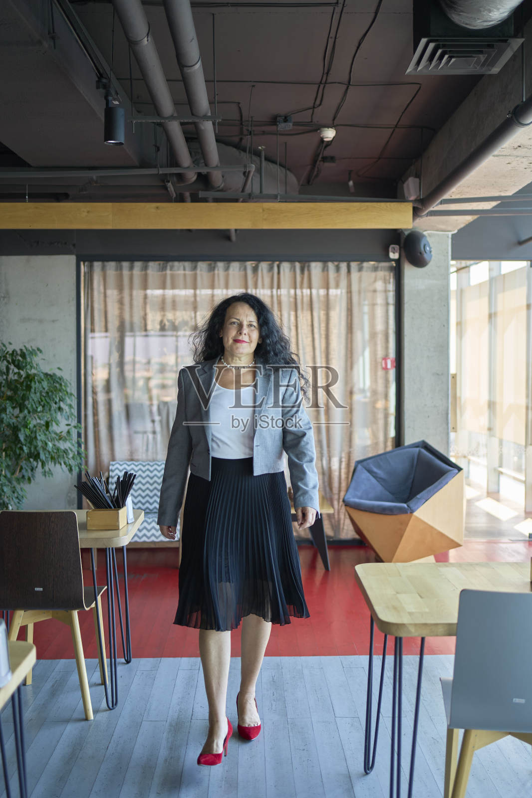 60多岁时尚自信的成熟的女商人，女性领导者，中老年公司CEO总监，经验丰富的高级女性专业人士，现代办公室商业教练团队负责人。照片摄影图片