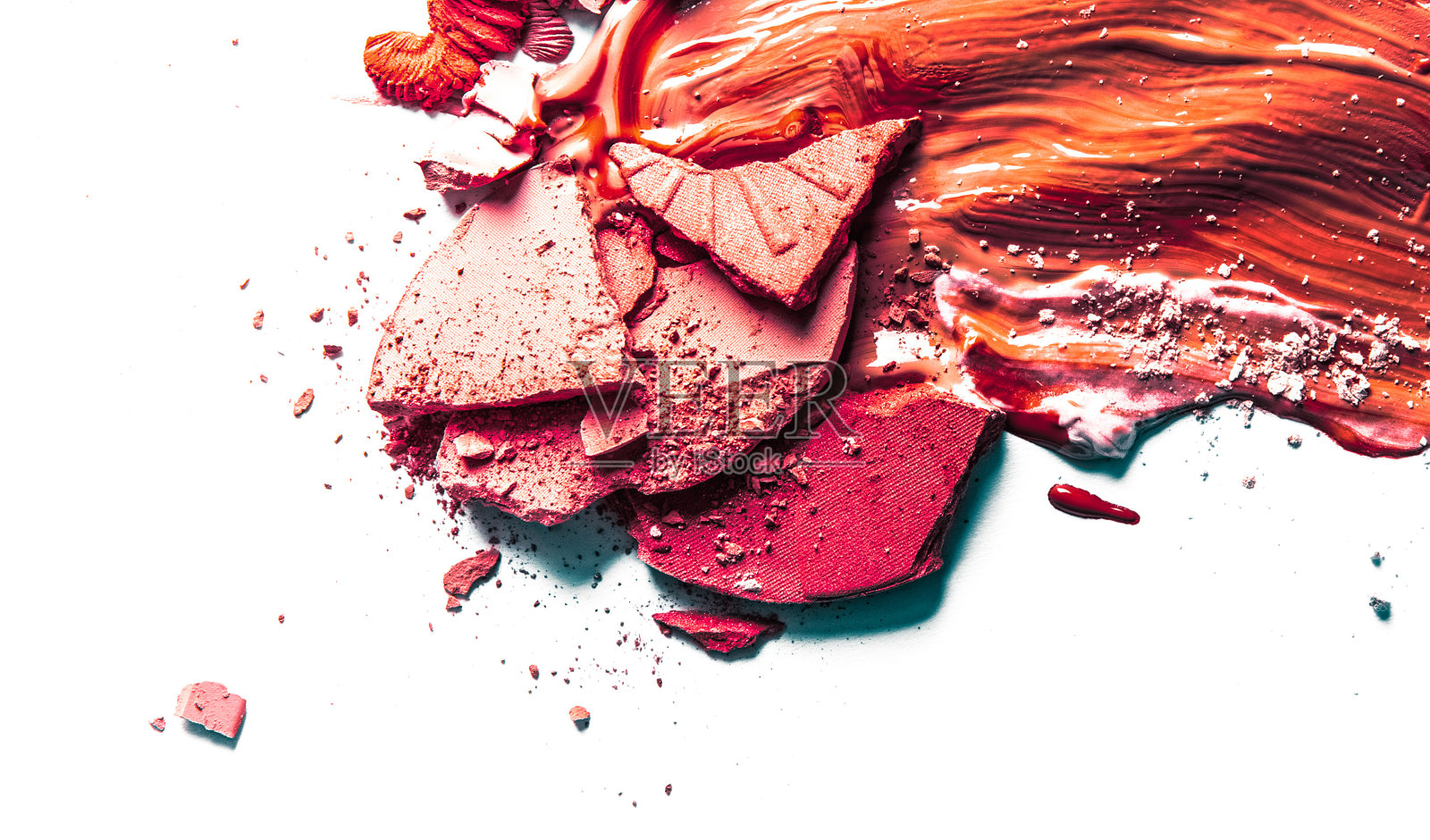 粉底、粉底和粉底在白色背景上被碾碎照片摄影图片