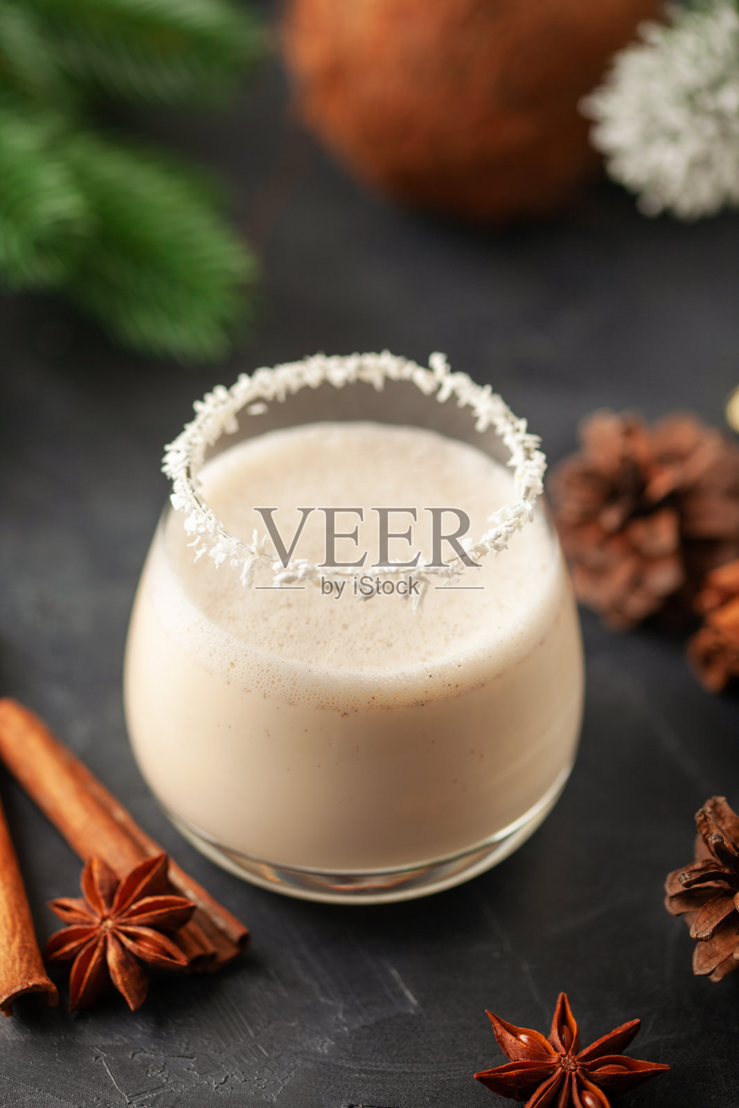 假日自制波多黎各Coquito蛋酒。经典的南美圣诞饮品照片摄影图片