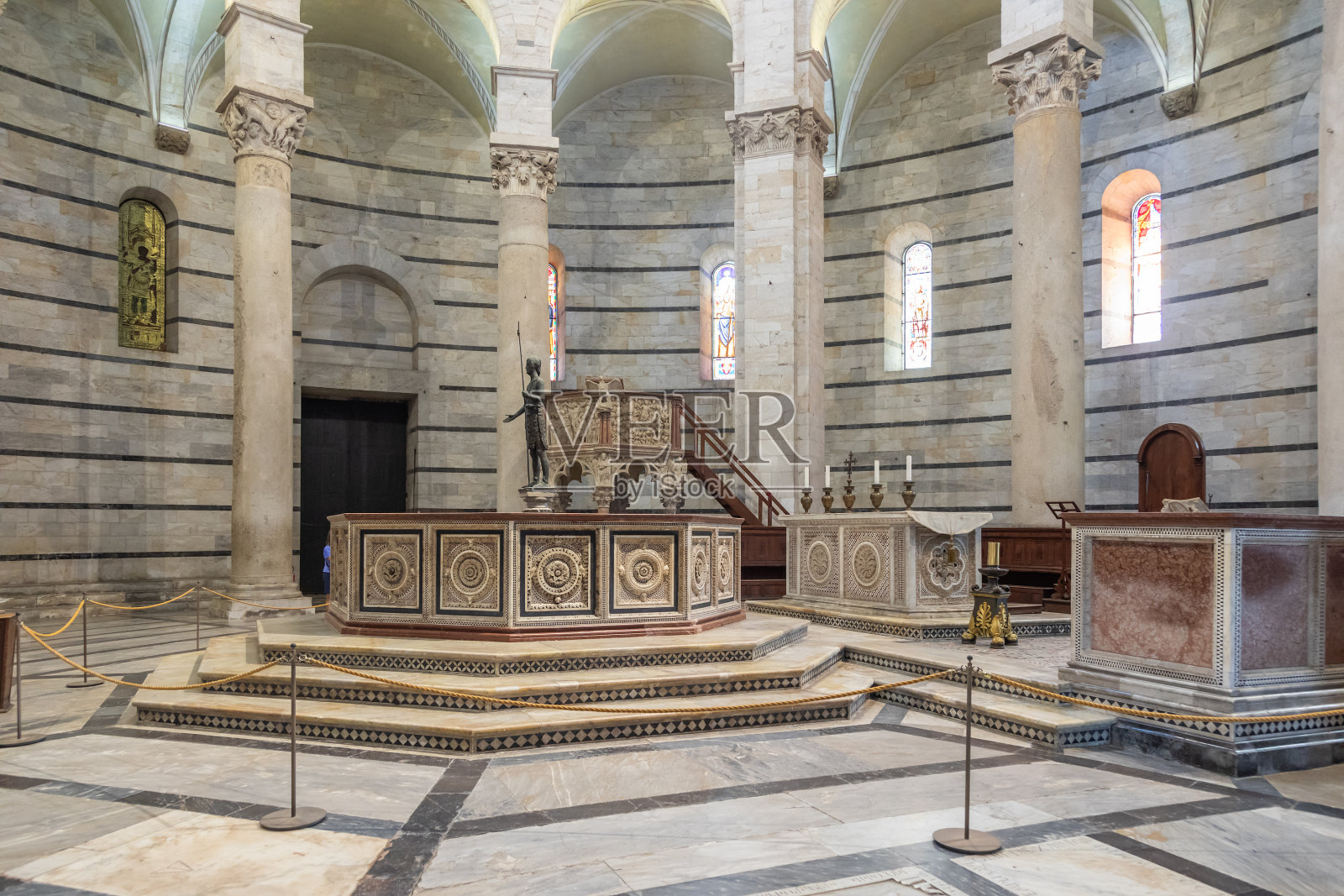 意大利比萨-洗礼堂内部，大教堂祭坛，天主教堂。意大利旅游目的地。照片摄影图片