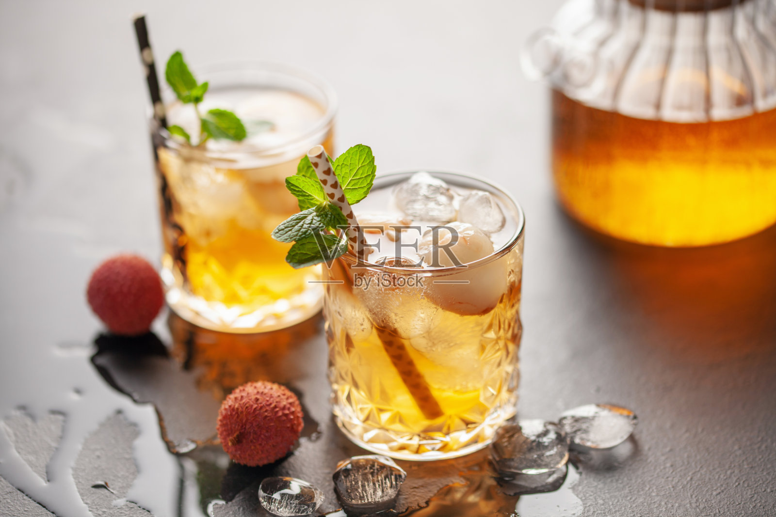 荔枝冰茶加薄荷叶在饮用杯。点心饮料照片摄影图片