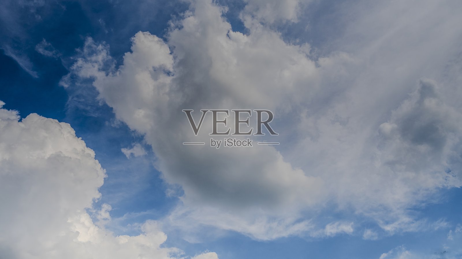 黑色天空背景下的雷暴云照片摄影图片