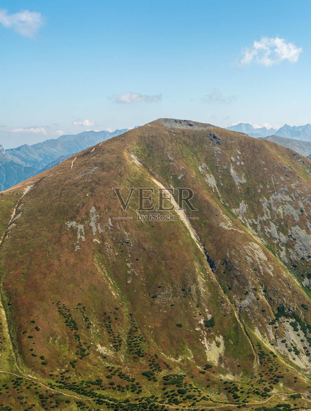 Klin山在西塔特拉山脉和高塔特拉山脉为背景-从Vysna Magura山在Otrhance山山脊在斯洛伐克西部塔特拉山脉照片摄影图片