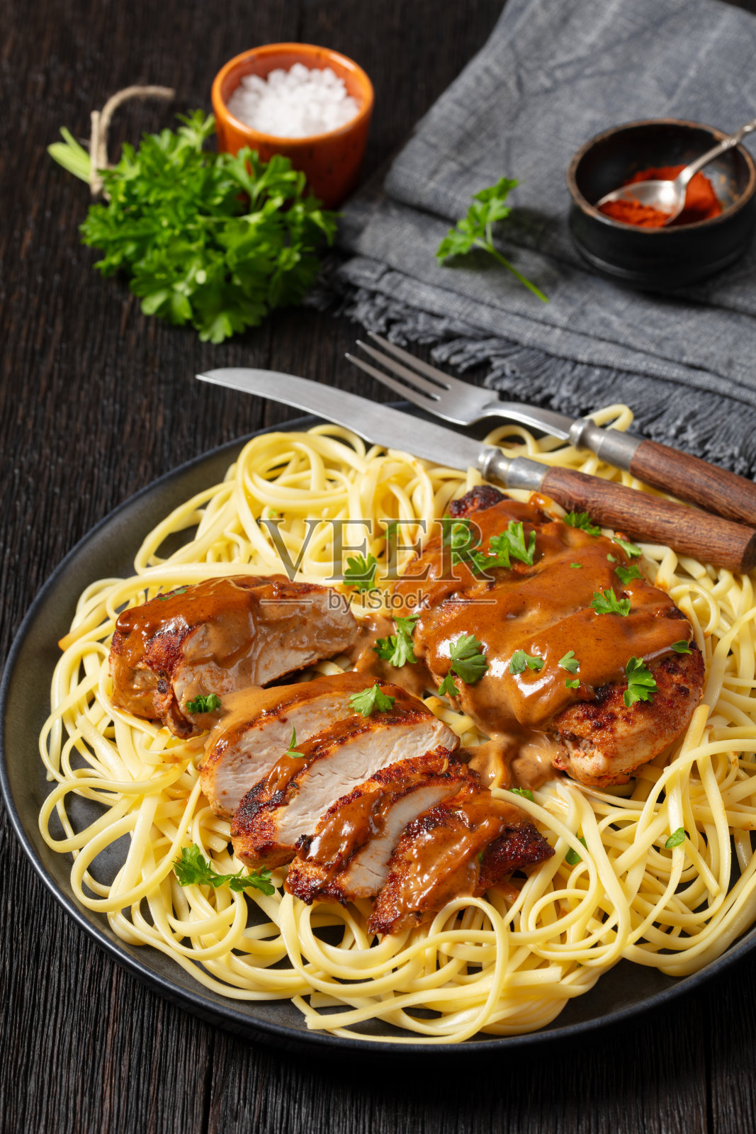 盘里的拉宗鸡配酱汁和扁面条照片摄影图片