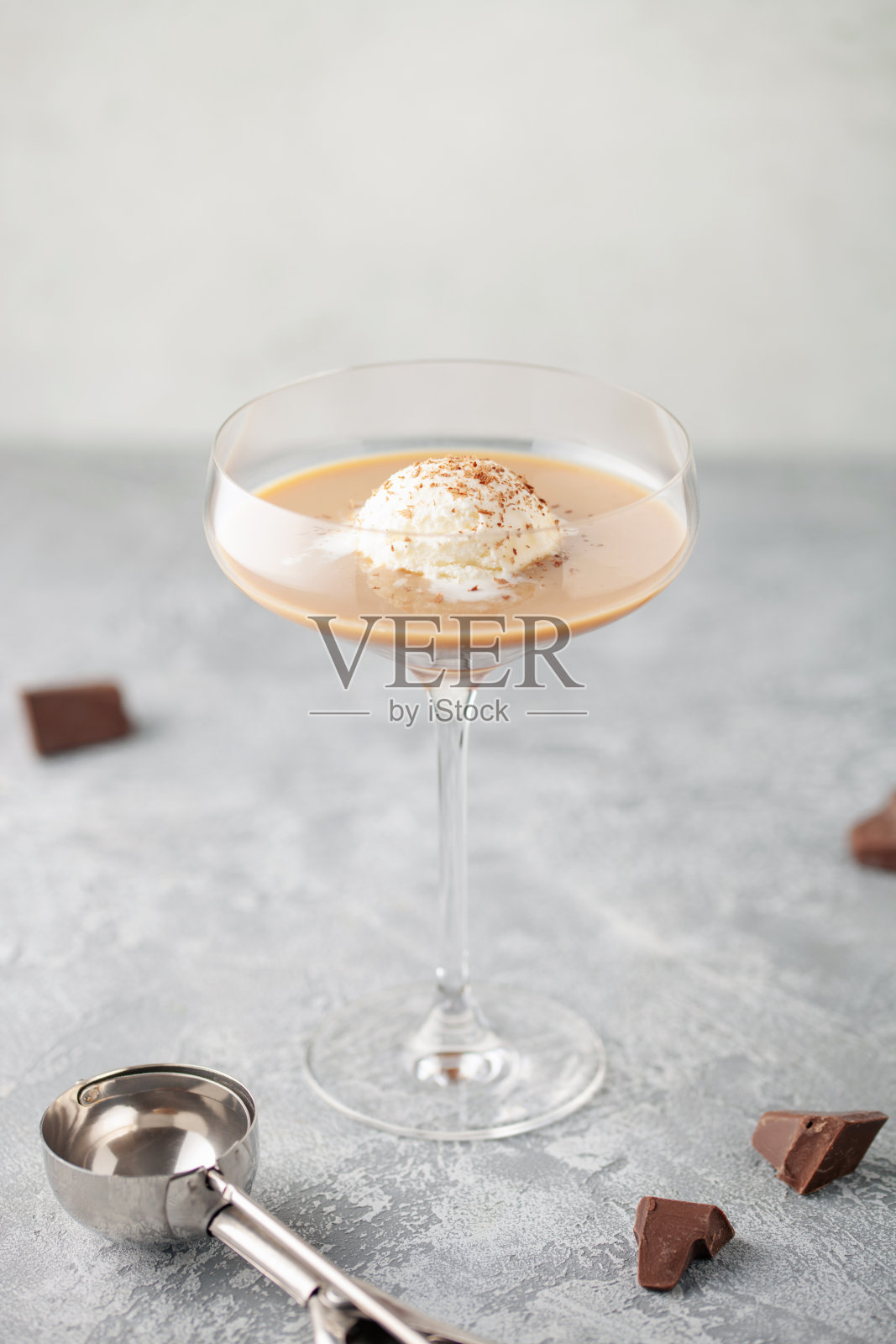 冰淇淋球配爱尔兰咖啡利口酒。酒精affogato。夏季鸡尾酒。照片摄影图片