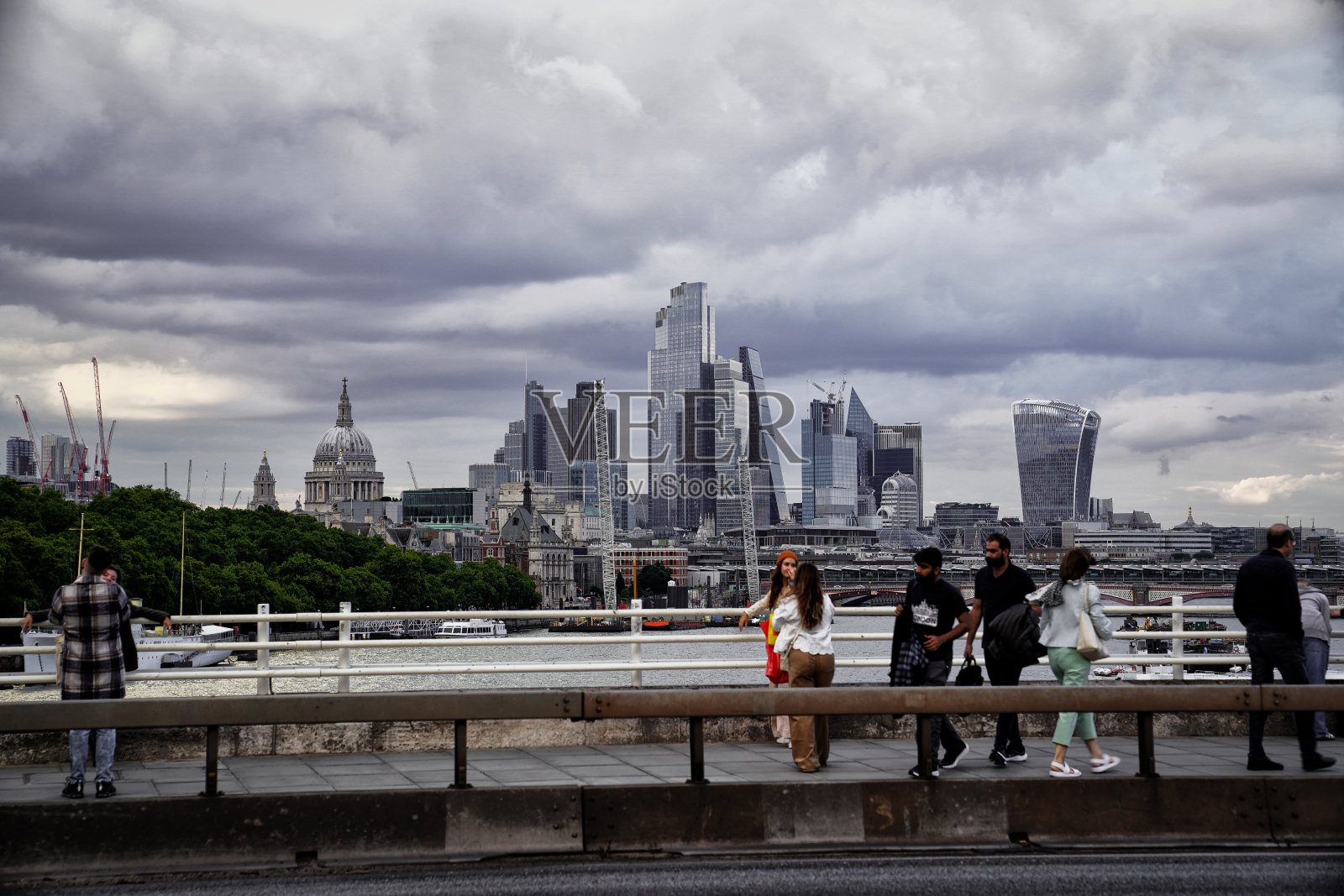 伦敦市摩天大楼城市景观，行人，滑铁卢桥伦敦天际线，英国，英国照片摄影图片
