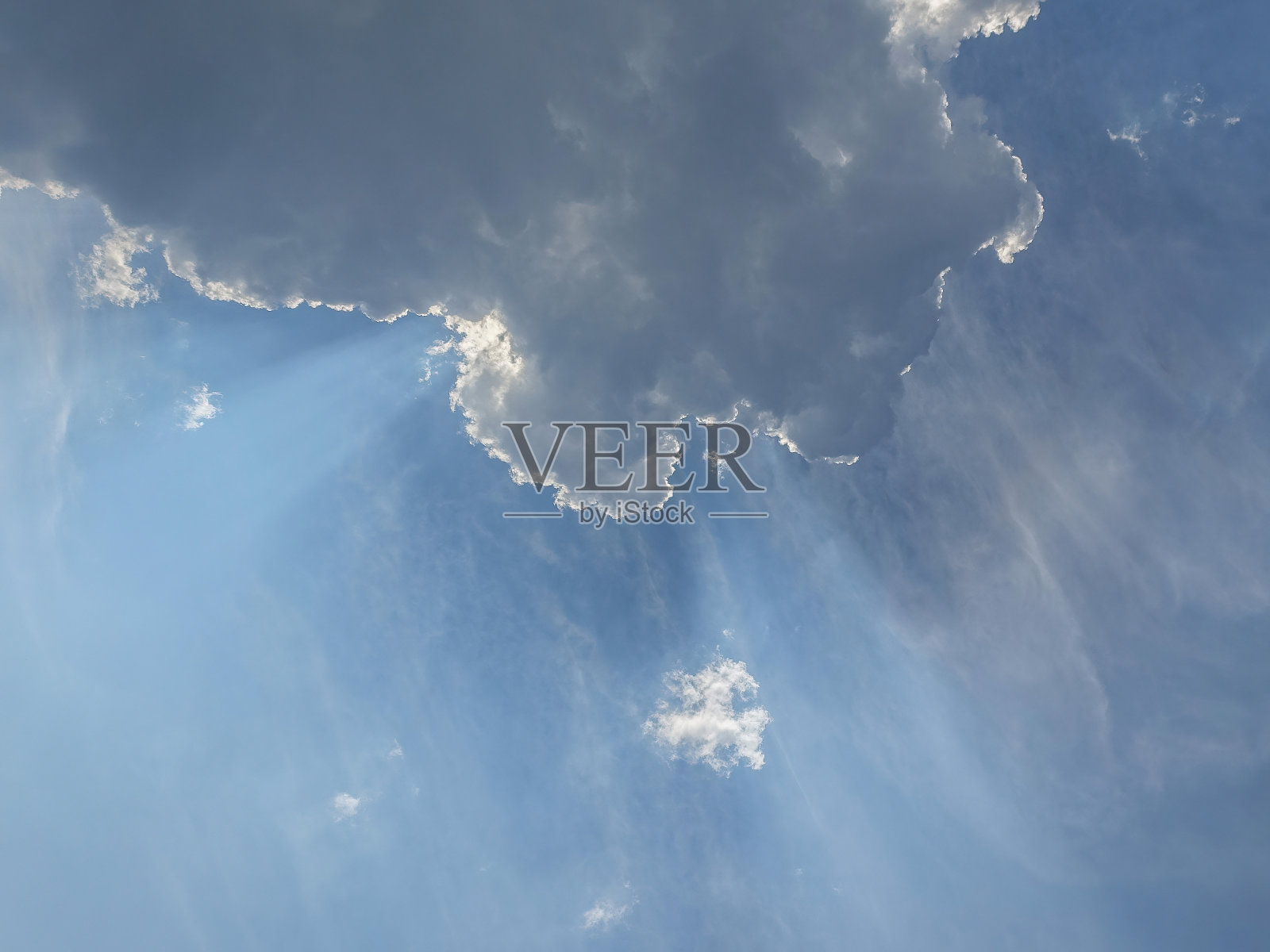 阳光从云层后面的太阳射来照片摄影图片