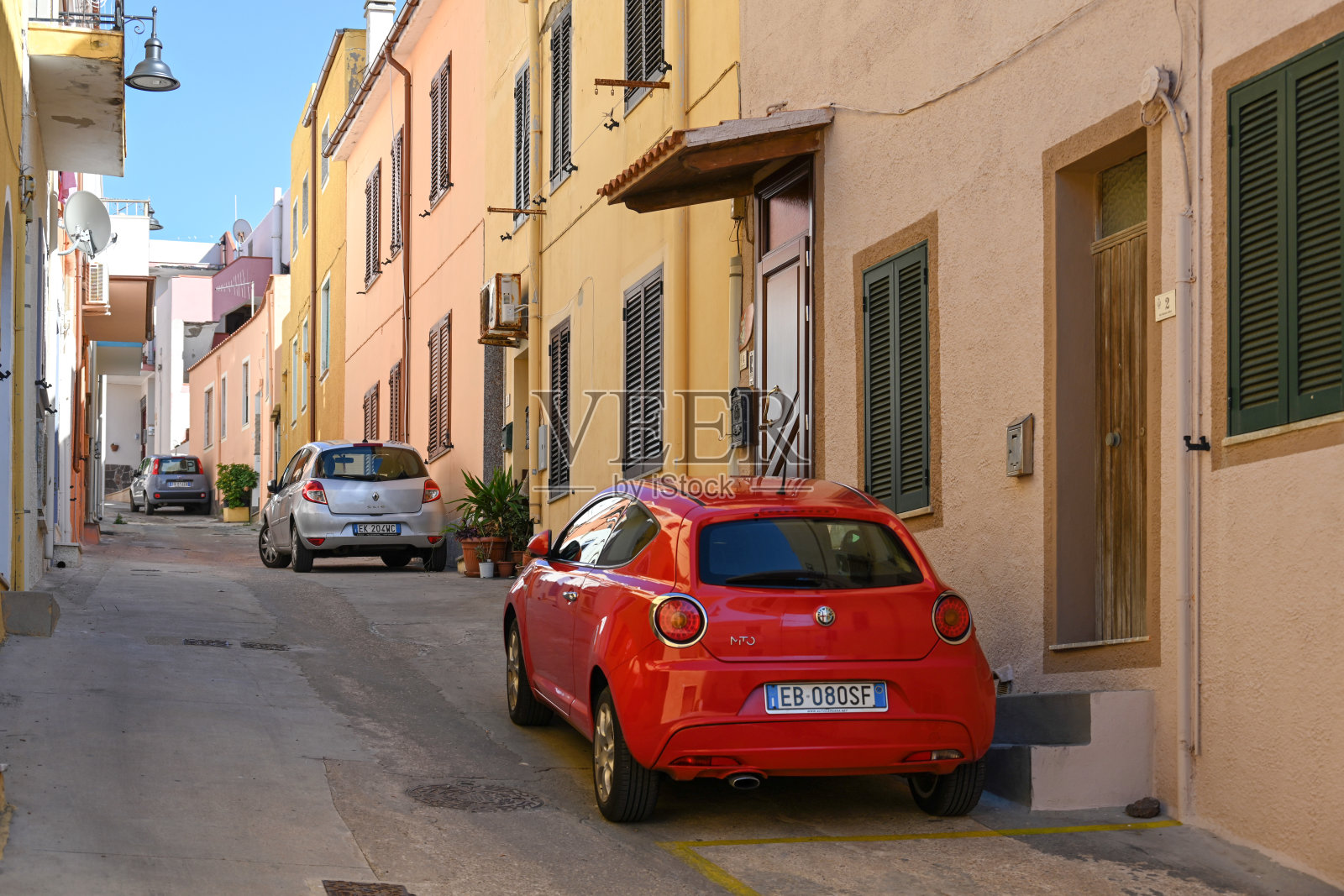 意大利撒丁岛卡斯泰尔萨多老城的小巷。照片摄影图片