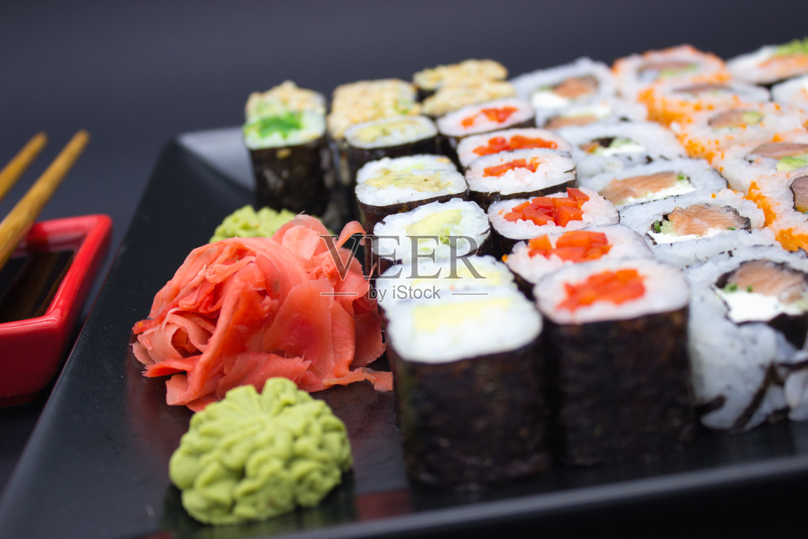 黑色盘子上的寿司盛宴照片摄影图片