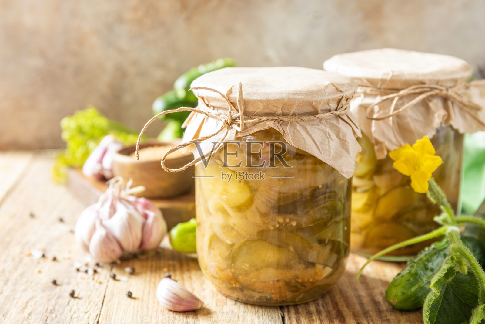 健康的自制发酵食品。玻璃罐腌黄瓜沙拉罐头。家计经济，秋收保鲜。副本的空间。照片摄影图片