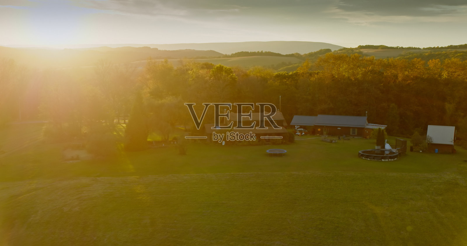 宾夕法尼亚州莱康明县的房子，秋天的日落照片摄影图片