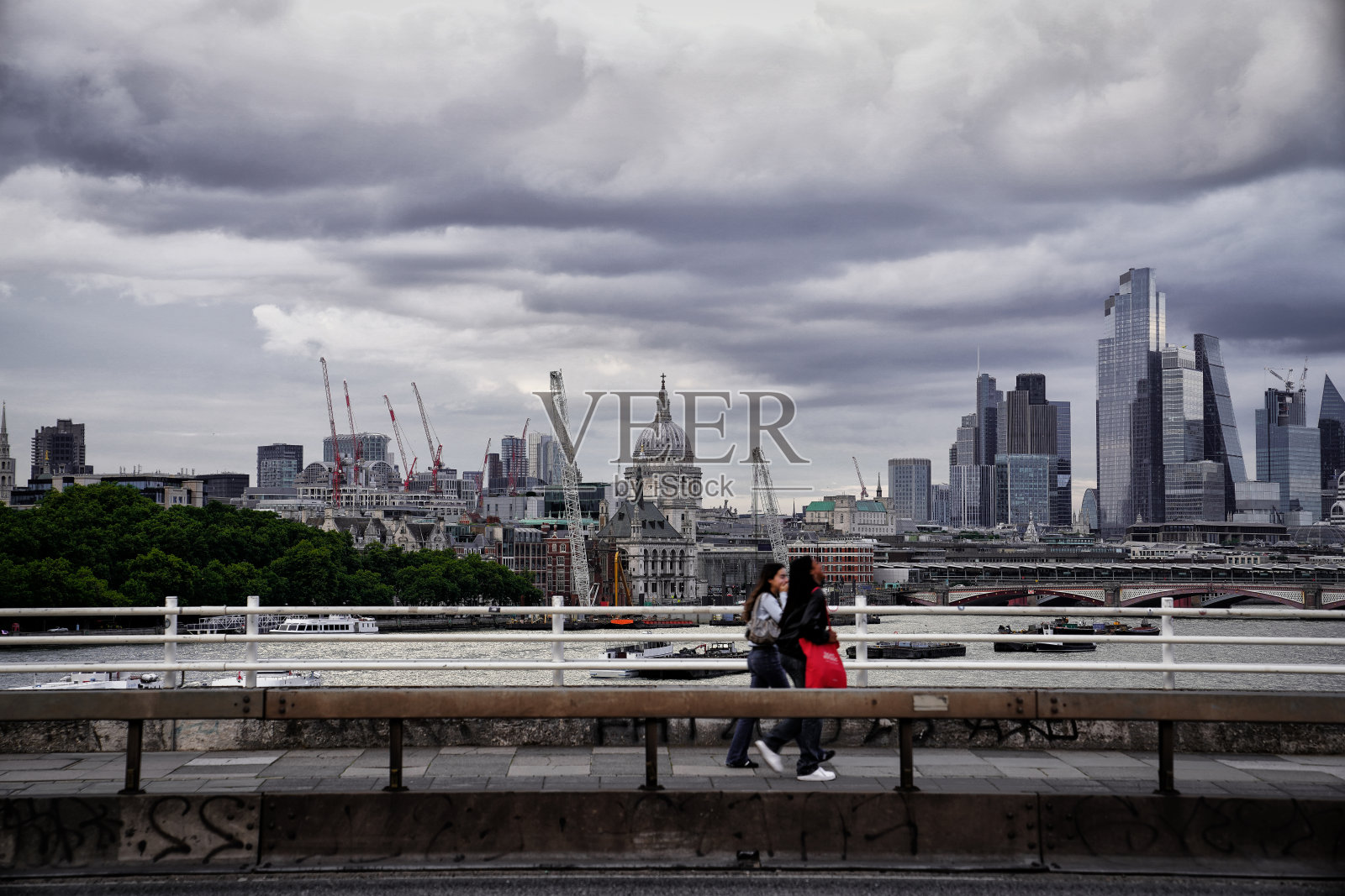 从滑铁卢桥看伦敦金融城照片摄影图片