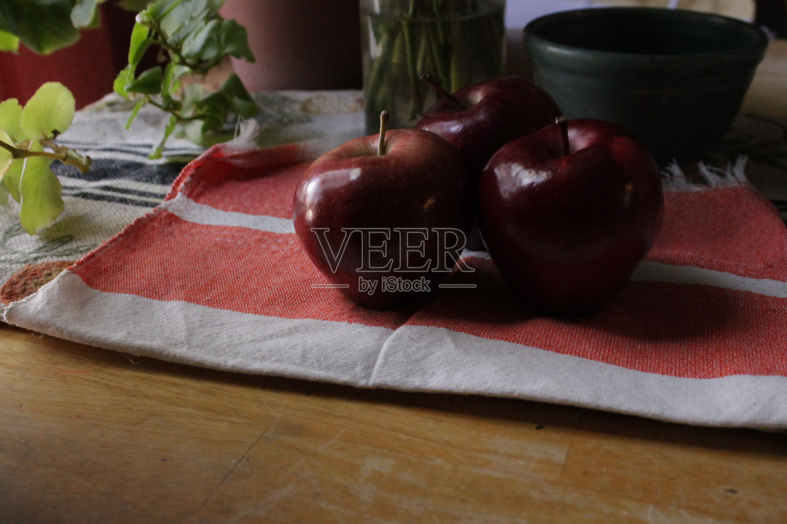 桌上的苹果照片摄影图片