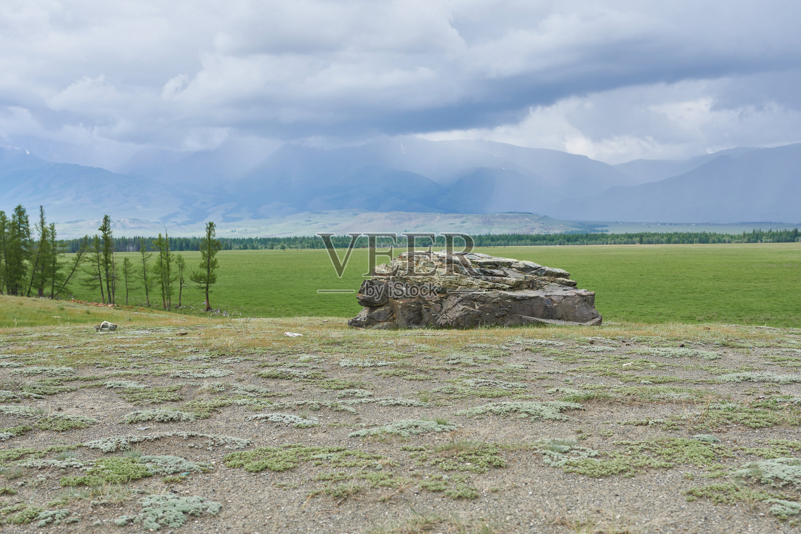 草原上的大石头。阿尔泰，西伯利亚，俄罗斯照片摄影图片