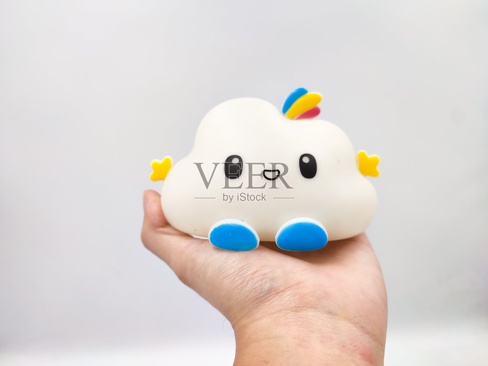 手牵着萌云带着笑脸夜灯照片摄影图片