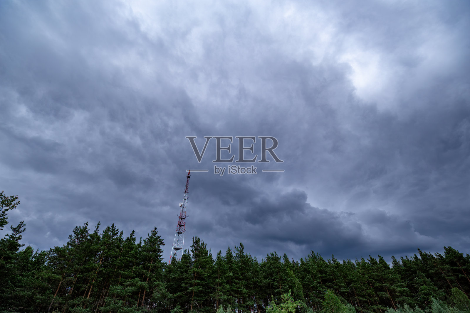 以森林和移动塔天线为背景的雨云视图照片摄影图片