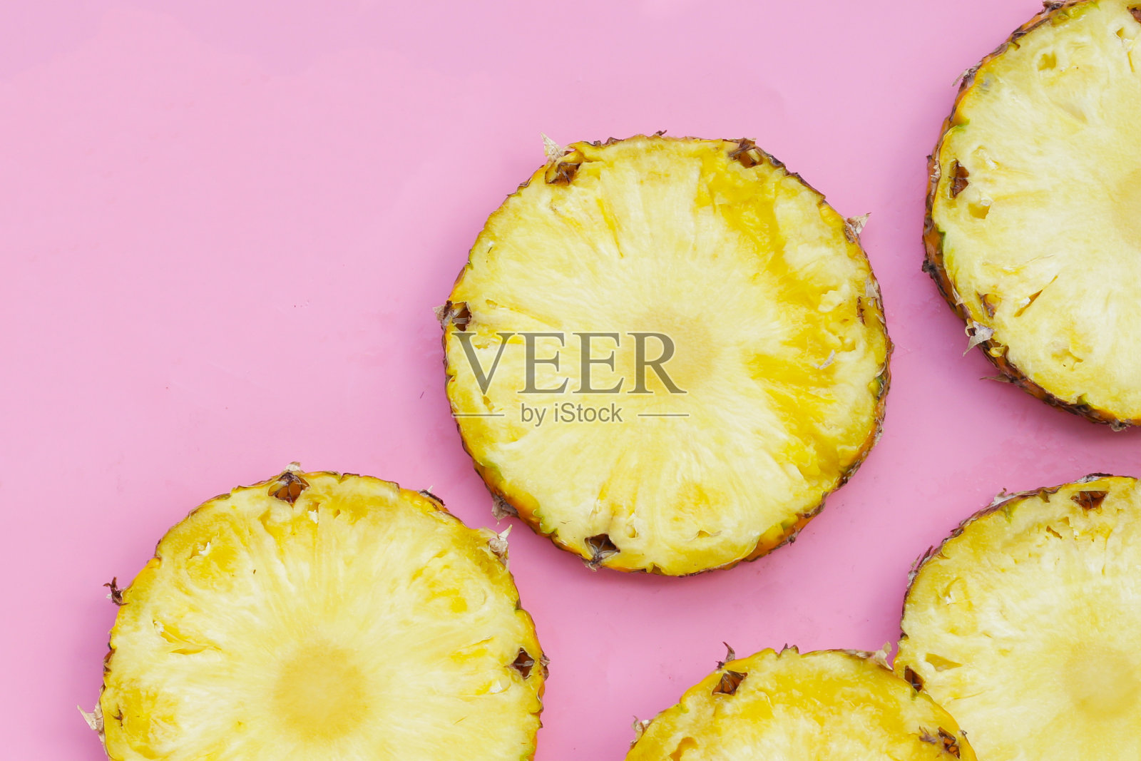 成熟的菠萝片，新鲜的水果照片摄影图片