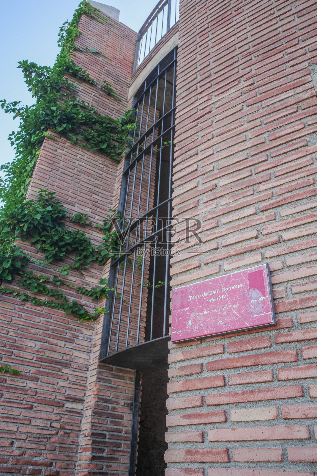 赫罗纳古城墙上的圣多明各塔照片摄影图片