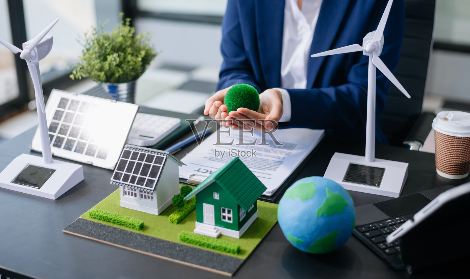 使用笔记本电脑进行技术和商业工作的商业计划，净零和碳中和概念照片摄影图片