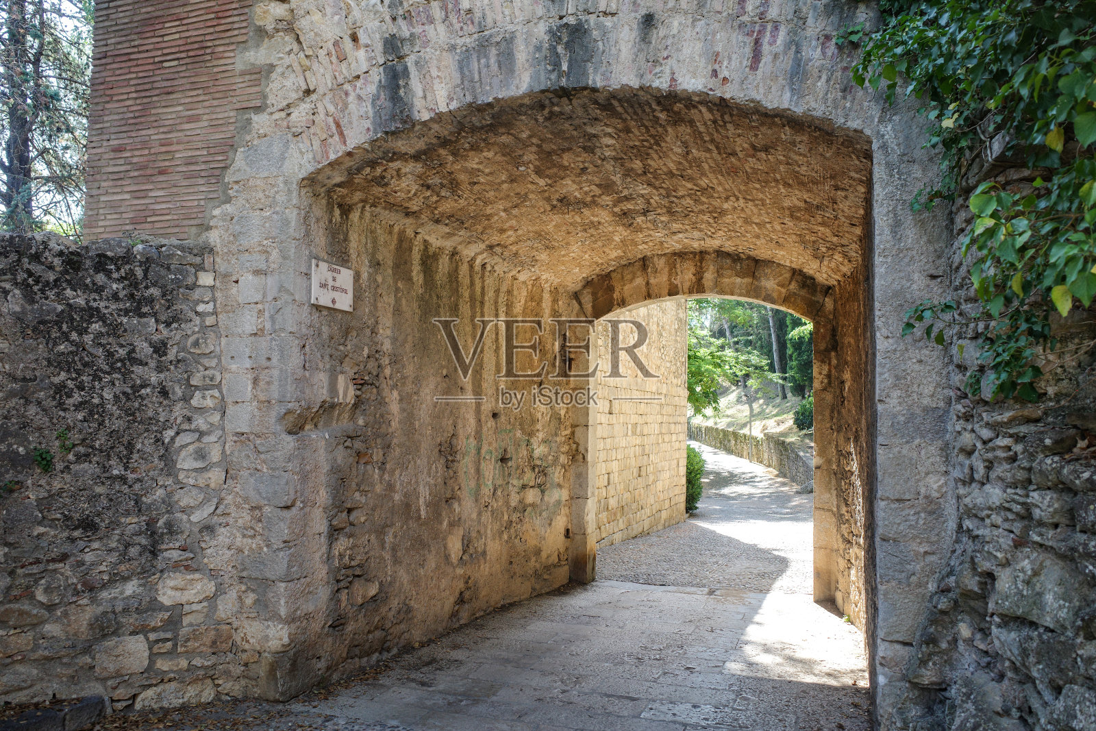 圣克里斯托弗门和古城墙，赫罗纳，加泰罗尼亚照片摄影图片