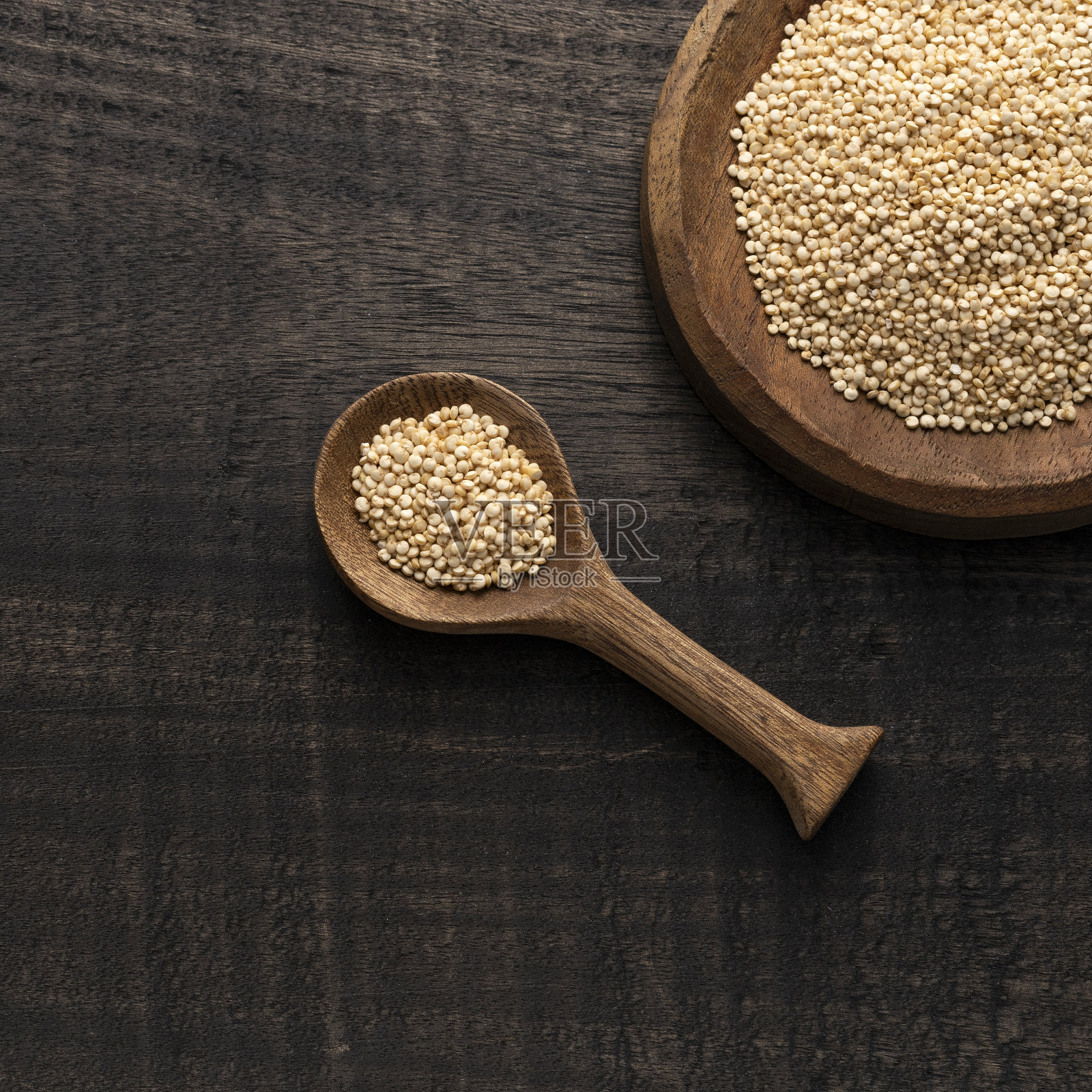 藜麦-白色有机藜麦种子在碗和勺子-质朴的背景照片摄影图片