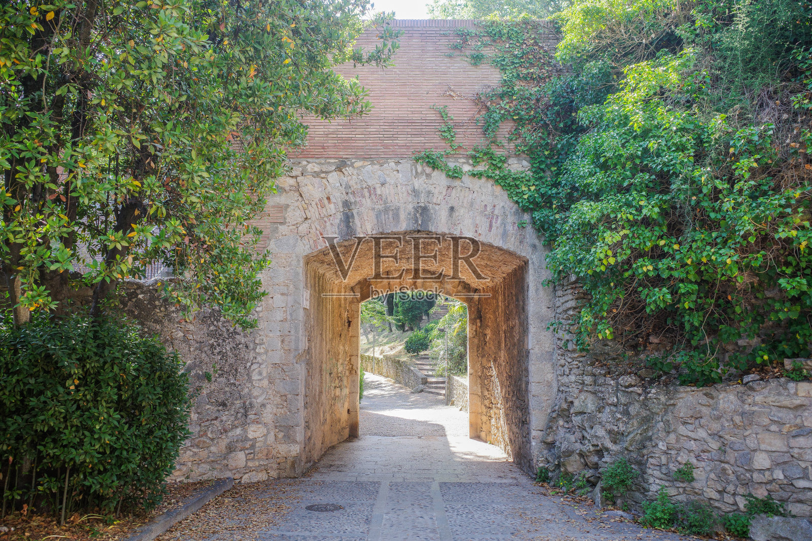 圣克里斯托弗门和古城墙,赫罗纳,加泰罗尼亚照片摄影图片