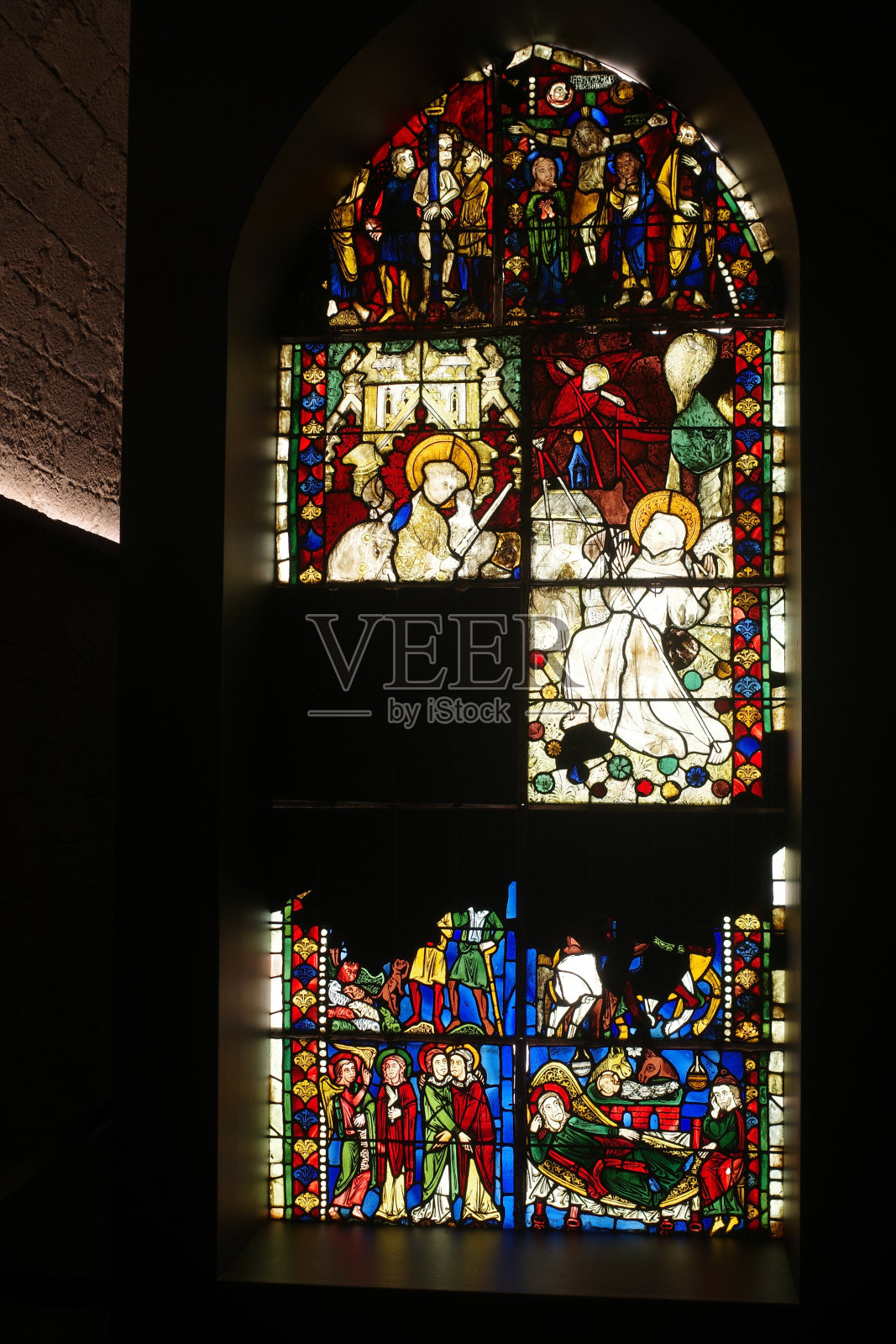 加泰罗尼亚赫罗纳大教堂回廊的中世纪彩色玻璃窗照片摄影图片