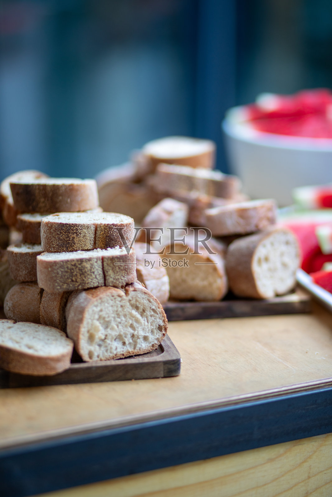 木板上刚切好的面包片照片摄影图片