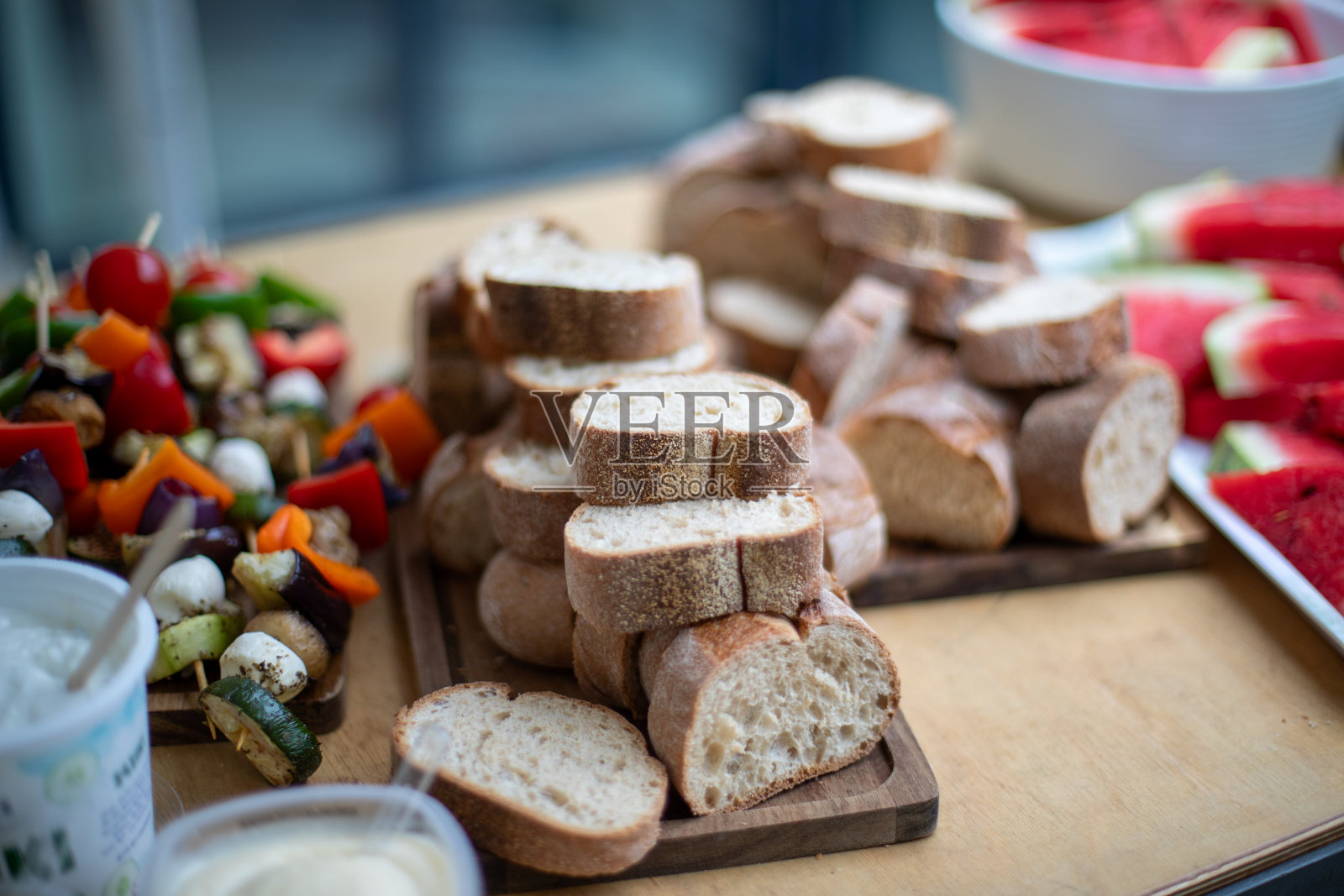 木板上刚切好的面包片照片摄影图片