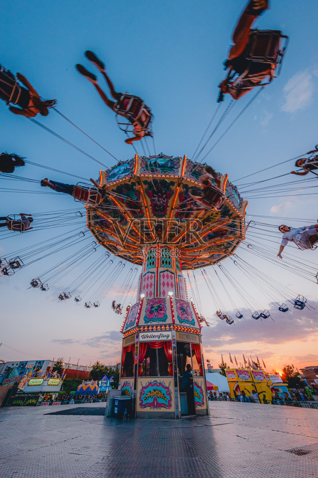 荡秋千照片摄影图片