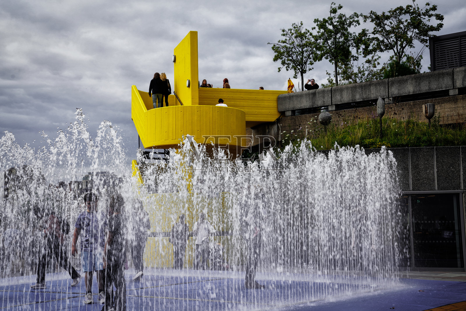 伦敦泰晤士河南岸文化中心水上活动：伊丽莎白女王音乐厅风光照片摄影图片