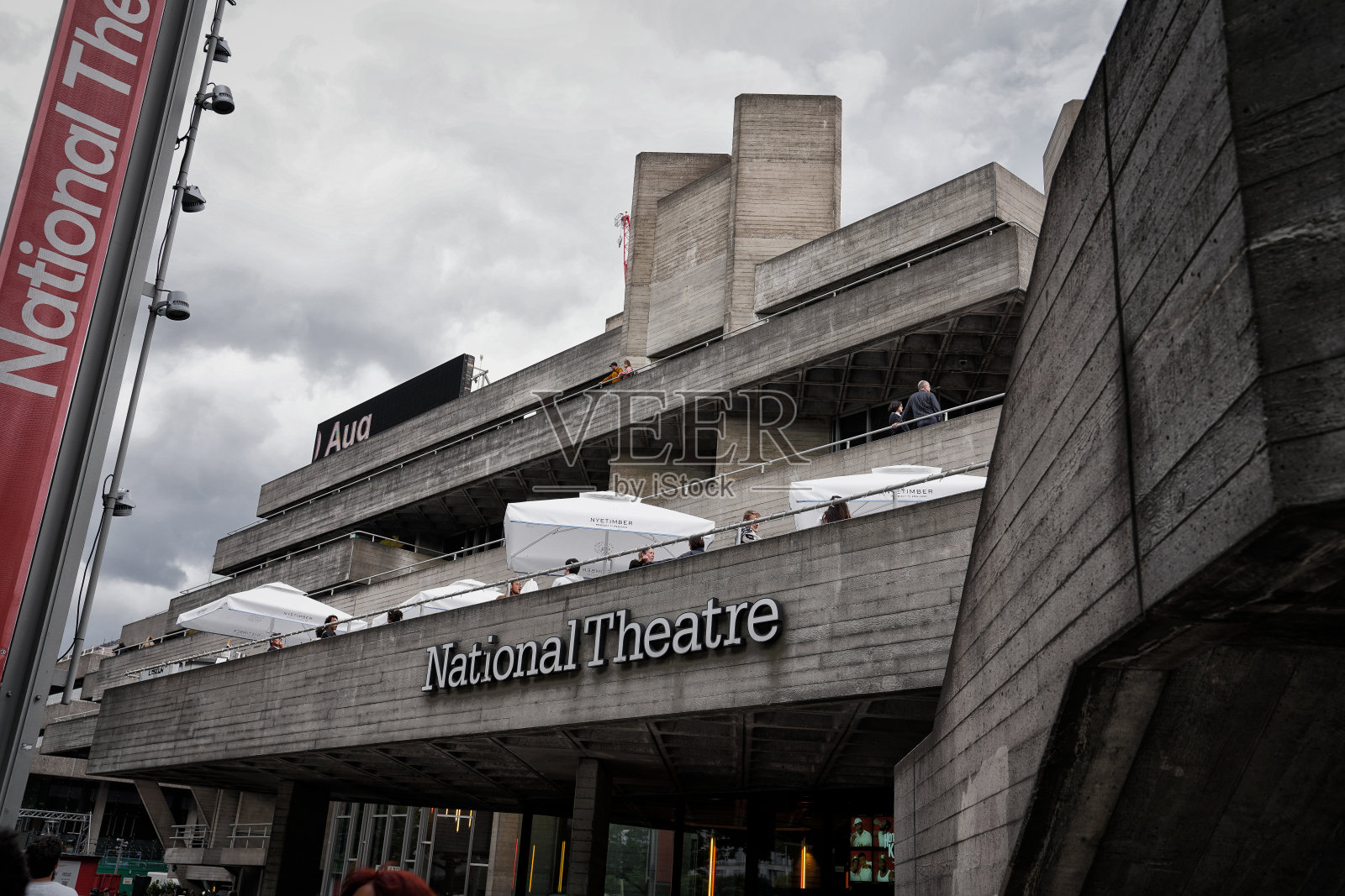 英国南岸地区伦敦国家剧院的建筑特征，原混凝土表面照片摄影图片