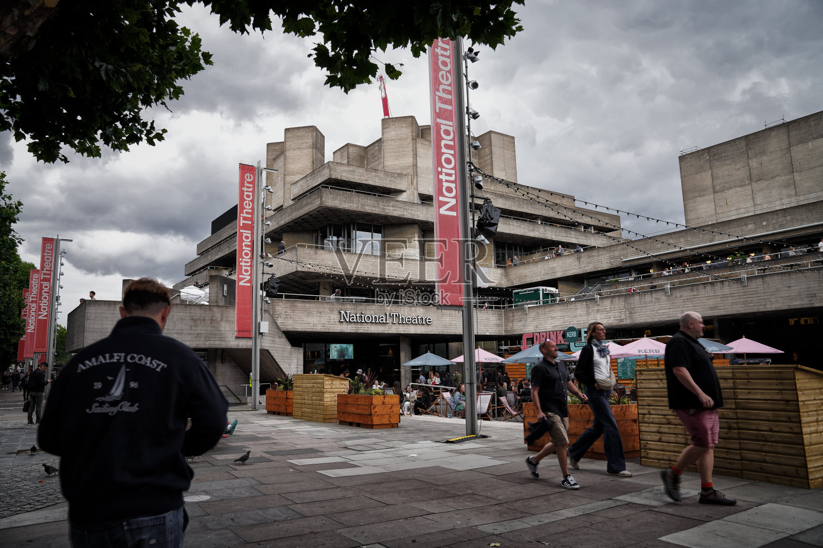 英国南岸地区伦敦国家剧院的建筑特征，原混凝土表面照片摄影图片