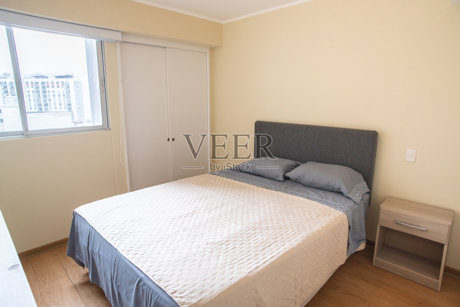 有大窗户的房间照片摄影图片