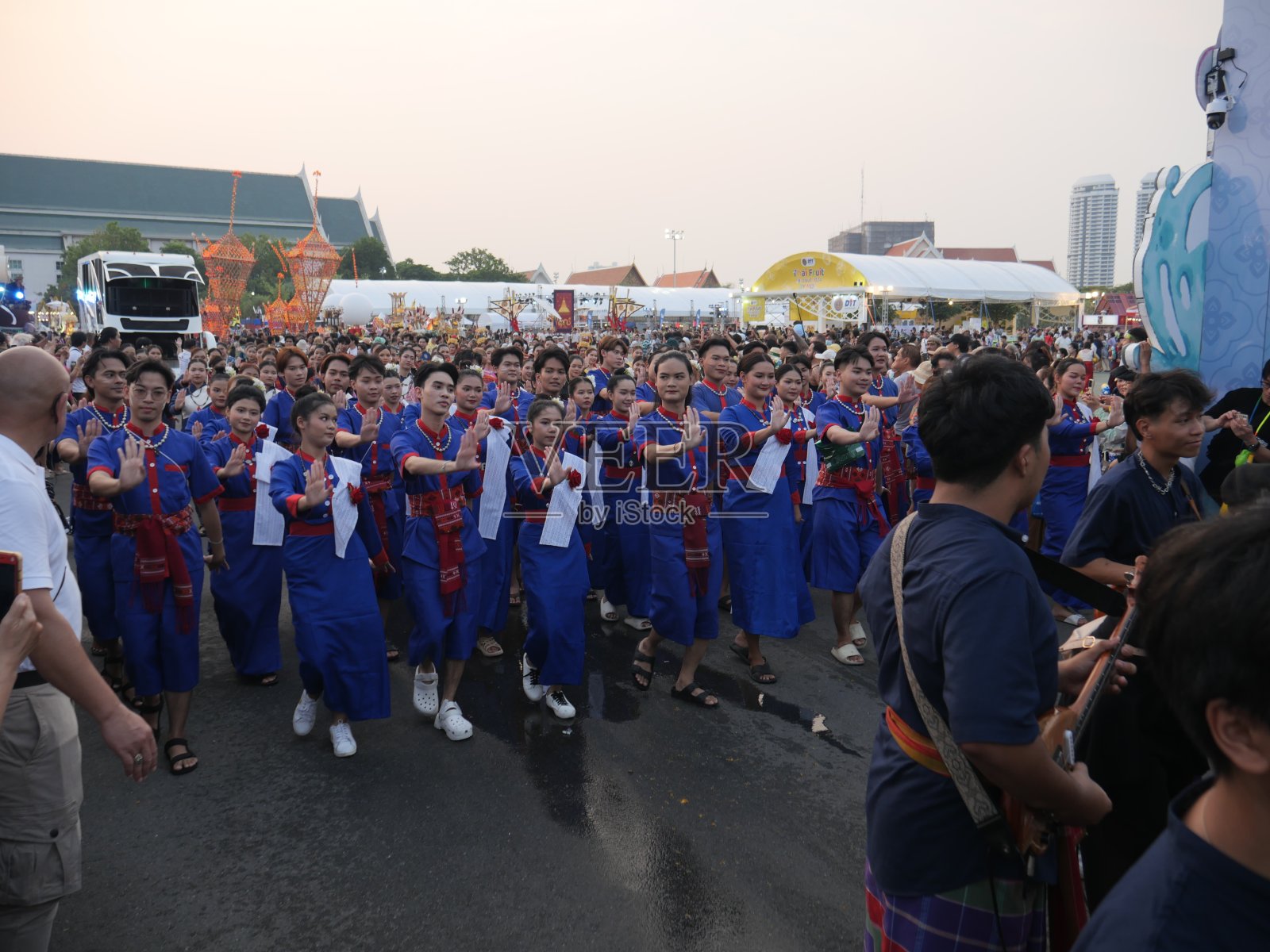 泰国传统舞蹈在亚洲文化游行中庆祝宋干节照片摄影图片