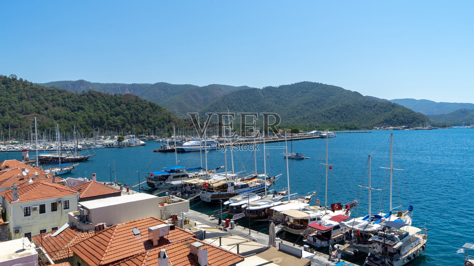 土耳其马尔马里斯老城的码头。在土耳其海岸航行。船旅行照片摄影图片