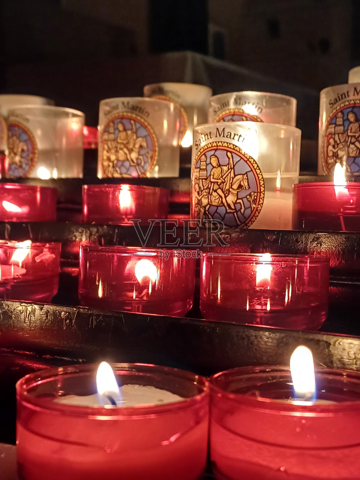 圣马丁墓教堂里的祈祷蜡烛——精神反思和神圣氛围照片摄影图片